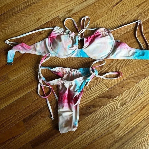 Two bikinis - Picture 1 of 4